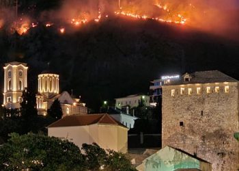 POŽAR SA FORTICE SE SPUSTIO PREMA GRADU: UGROŽENI STAMBENI OBJEKTI