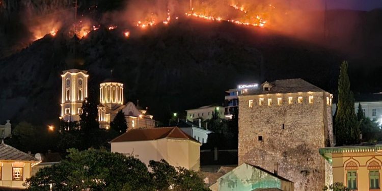 POŽAR SA FORTICE SE SPUSTIO PREMA GRADU: UGROŽENI STAMBENI OBJEKTI