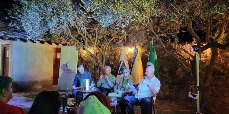 Manifestacija Dani stolačkih džamija 2024: U avliji Sultan Selimove džamije održana promocija knjige “Lav Bosanski”