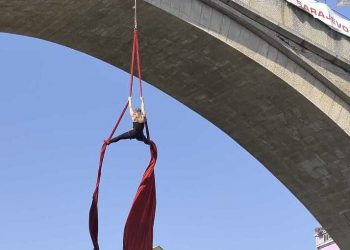 Mlada Mostarka Petra Kožul izvela je ples na svili s luka Starog mosta u Mostaru