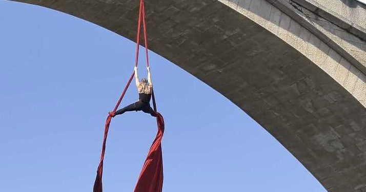 Mlada Mostarka Petra Kožul izvela je ples na svili s luka Starog mosta u Mostaru