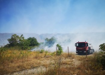 Vatrena stihija u Mostaru: Ugroženi brojni objekti, uposlenici firmi pomažu vatrogascima