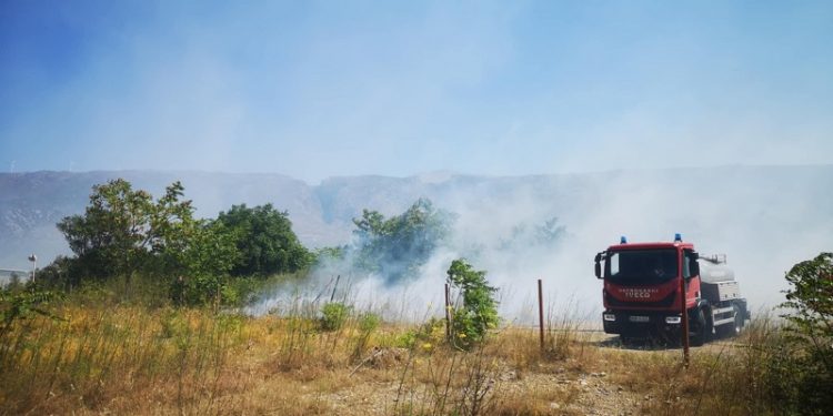 Vatrena stihija u Mostaru: Ugroženi brojni objekti, uposlenici firmi pomažu vatrogascima