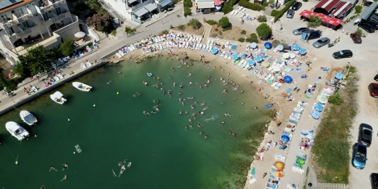 Neum u jeku sezone: Kapaciteti u jedinom bh. gradu na moru popunjeni