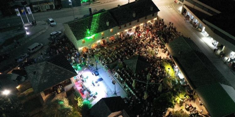 U sklopu manifestacije Dani stolačkih džamija održan koncert duhovne muzike u izvedbi Armina Muzaferije, Aziza Alilija i Ansambla Mesudije