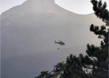 Helikopter Oružanih snaga BiH od jutros gasi požar koji prijeti Nacionalnom parku Sutjeska