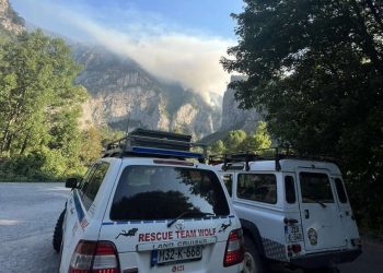Četiri helikoptera gase vatrenu stihiju u NP ‘Sutjeska’, uskoro stižu još dva veća iz Srbije