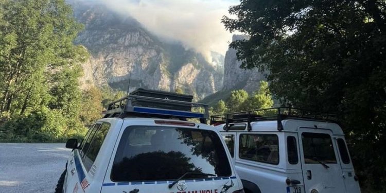 Četiri helikoptera gase vatrenu stihiju u NP ‘Sutjeska’, uskoro stižu još dva veća iz Srbije