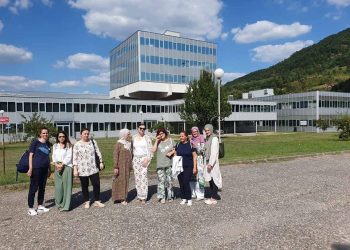 U koordinaciji organizacije Žene SDA Stolac, Odjel za brak i porodicu MIZ Stolac i Fondacija “Elmira Sefo” realizovana je posjeta Srebrenici