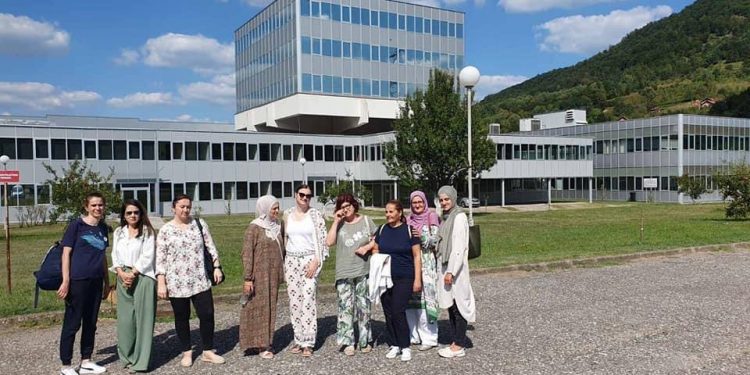 U koordinaciji organizacije Žene SDA Stolac, Odjel za brak i porodicu MIZ Stolac i Fondacija “Elmira Sefo” realizovana je posjeta Srebrenici