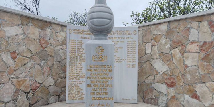 Cvijeće u Neretvu kao podsjetnik na neprocesuirani zločin u Raštanima