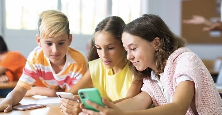Grčka se pridružila Belgiji i Francuskoj, djeci zabranjeno korištenje mobitela u školama