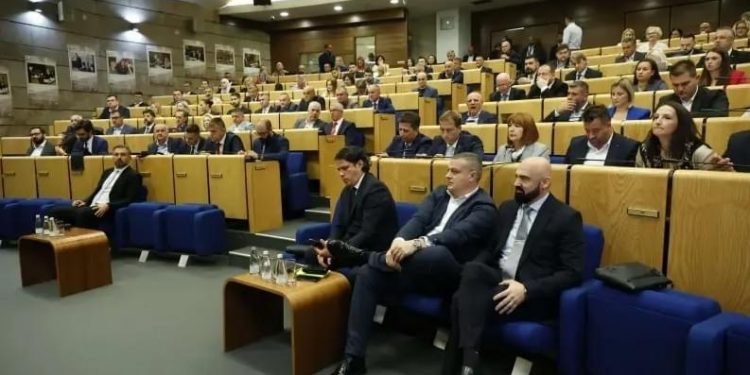 Danas vanredna sjednica Federalnog parlamenta: Trojka i HDZ mijenjaju zakone da omoguće Čoviću preuzimanje FUP-a