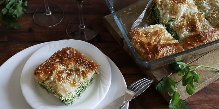 Nemate ideju za obrok? Isprobajte recept za nešto drugačiju slaganu zeljanicu s gotovim jufkama