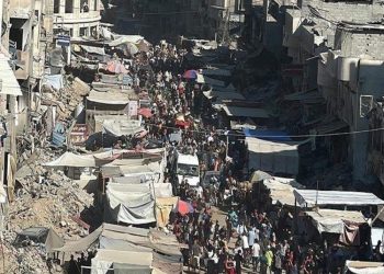 Stanovnici Gaze primorani članove porodice sahranjivati u dvorištima jer na grobljima nema slobodnog mjesta