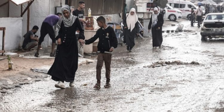 Pojas Gaze: Palestinci se bore s kišom i hladnim vremenom u Khan Yunisu