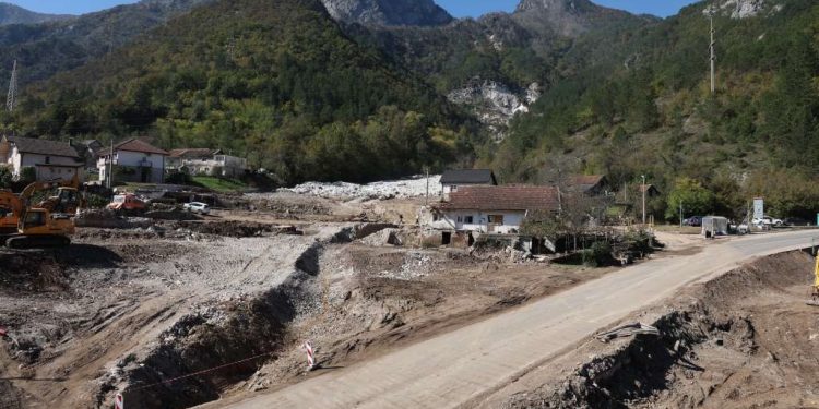 Uređuje se lokalitet za postavljanje kontejnerskog naselja u Jablanici, na terenu i pripadnici OSBiH