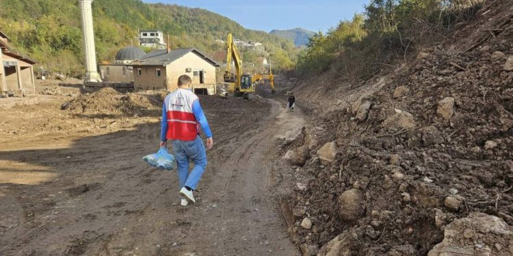 JABLANICA: AKTIVISTI MERHAMETA OD PRVOG DANA PRIPREMAJU I DOSTAVLJAJU OBROKE NA TEREN