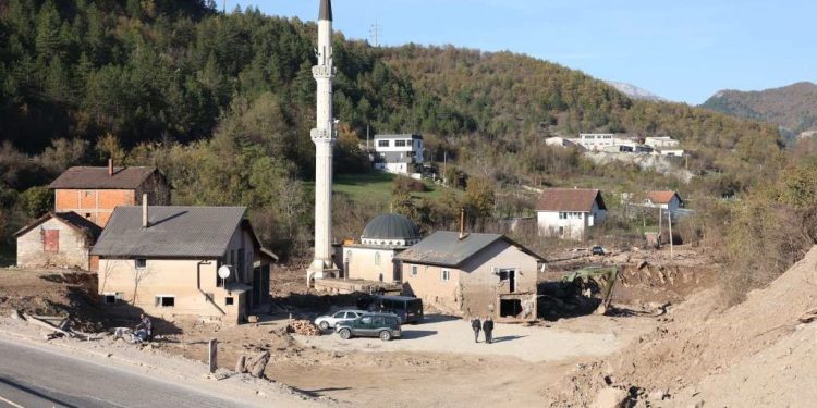 DONJA JABLANICA: ORUŽANE SNAGE I VOLONTERI RAŠČIŠĆAVAJU RUŠEVINE