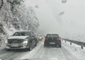 TEŠKI USLOVI ZA VOŽNJU U VEĆEM DIJELU BIH: ZBOG SNIJEGA, KIŠE I VJETRA SAOBRAĆAJ SE ODVIJA USPORENO