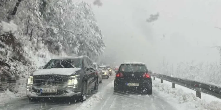 TEŠKI USLOVI ZA VOŽNJU U VEĆEM DIJELU BIH: ZBOG SNIJEGA, KIŠE I VJETRA SAOBRAĆAJ SE ODVIJA USPORENO
