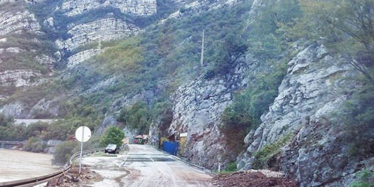 JABLANICA: I DALJE SE RADI NA RAŠČIŠĆAVANJU RUŠEVINA I SANACIJI PUTNIH KOMUNIKACIJA
