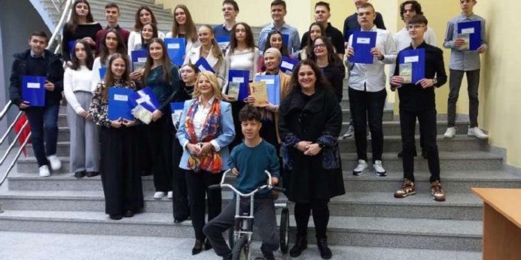 MOSTAR: FEDERALNO MINISTARSTVO OBRAZOVANJA I NAUKE NAGRADILO NAJBOLJE UČENIKE U FBIH