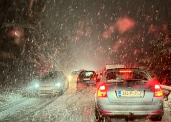 OBILNE SNJEŽNE PADAVINE I DANAS: NA VEĆINI CESTA SNIJEG OTEŽAVA SAOBRAĆAJ