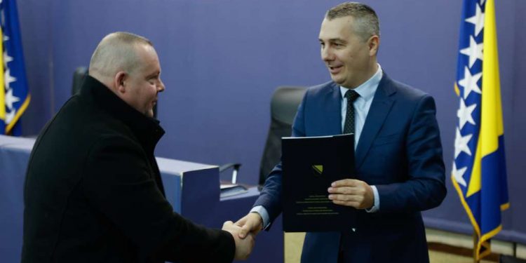 NERIN DIZDAR POTPISAO UGOVORE ZA OČUVANJE SKORO 900 RADNIH MJESTA POVRATNIKA U FBIH