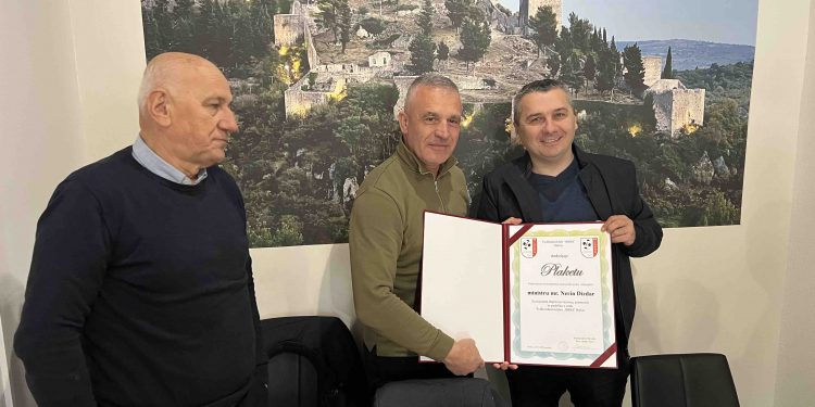 STOLAC:Federalni ministar izbjeglica i raseljenih izbjeglica i raseljenih lica FBiH gdin Nerin Dizdar sastao se sa čelnicima FK Iskra Stolac