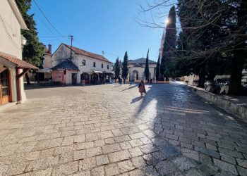 TREBINJE: NASTAVLJENI RADOVI NA POPLOČAVANJU ULICA STAROG GRADA