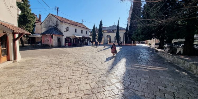 TREBINJE: NASTAVLJENI RADOVI NA POPLOČAVANJU ULICA STAROG GRADA