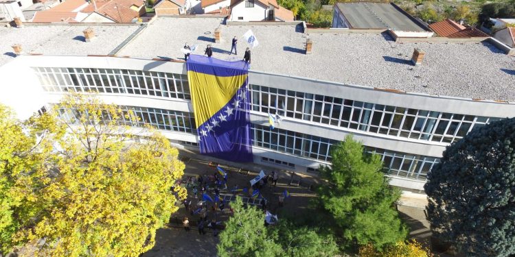OŠ “MUJAGA KOMADINA”: ZBOG SIGURNOSTI DJECE ULAZNA VRATA ŠKOLE ĆE BITI ZAKLJUČANA ZA VRIJEME NASTAVE