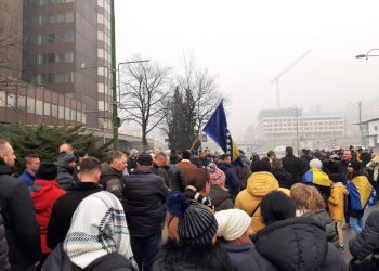Protest privrednika ispred zgrade Vlade FBiH zbog povećanja minimalca