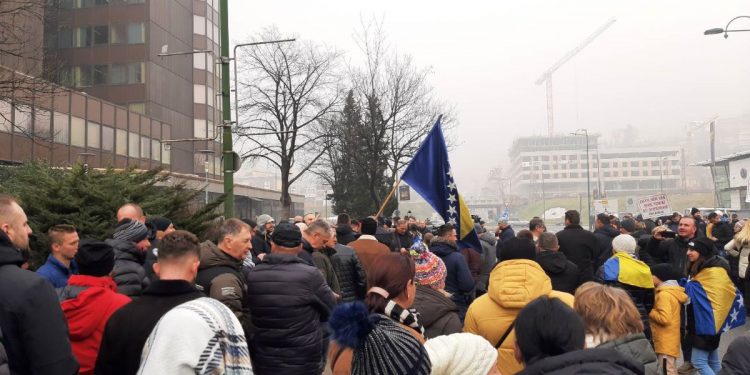 Protest privrednika ispred zgrade Vlade FBiH zbog povećanja minimalca