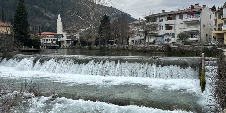U nizinama slaba kiša, u višim područjima slab snijeg