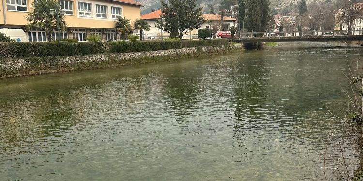 U BiH jutros pretežno oblačno s mjestimičnom kišom, na planinama snijeg
