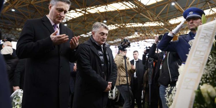 Polaganjem cvijeća i odavanjem počasti obilježena 31. godišnjica masakra na Markalama