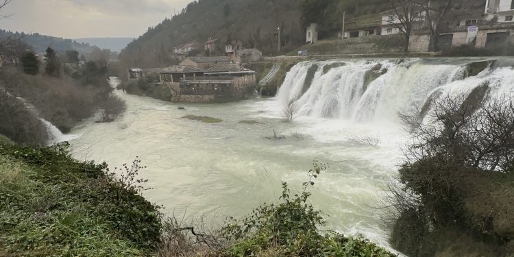 U BiH oblačno, većinom sa slabom kišom
