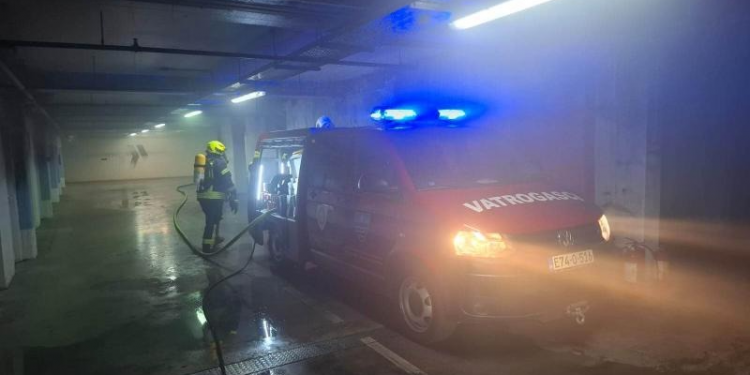ZAPALJEN AUTOMOBIL IGRAČA VELEŽA, ULTRASI PROVODE STRAHOVLADU U MOSTARU