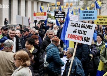 Parlamentarci zasjedaju, a ispred zgrade protesti: Ne pristajemo na ekonomsko uništavanje