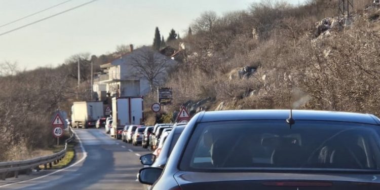 BiHAMK: Pojačan saobraćaj na izletištima, gužve na granicama