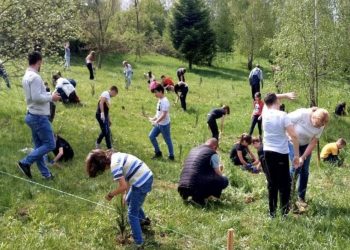 Memorijalna šuma sjećanja na Betaniji: Učenici sadili stabla u čast žrtava genocida u Srebrenici