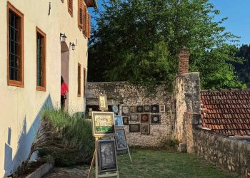 Stolac: U Mehmedbašića kući održana izložba radova umjetnika koji stvaraju slike tehnikom rada u aluminijskoj foliji
