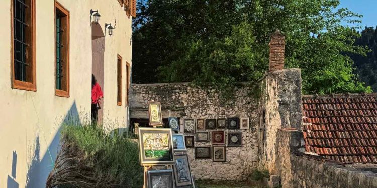 Stolac: U Mehmedbašića kući održana izložba radova umjetnika koji stvaraju slike tehnikom rada u aluminijskoj foliji