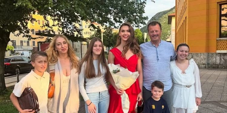 Maturanti u Mostaru: Među njima i Lana Pudar, ponos grada