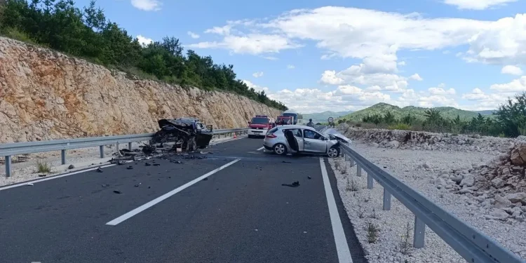 Teška saobraćajna nesreća kod Stoca: Dvije osobe poginule, pet povrijeđenih