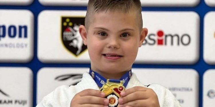 Josip Marić, dječak s Down sindromom iz Mostara, osvojio bronzanu medalju na Evropskom Get Together turniru u džudu