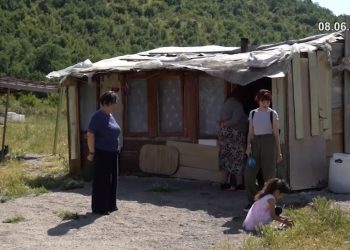 U Stocu pet romskih porodica živi bez osnovnih uslova za život: „Kada kiša pada, stavljamo šerpe“