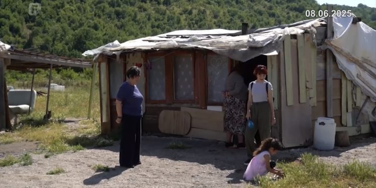 U Stocu pet romskih porodica živi bez osnovnih uslova za život: „Kada kiša pada, stavljamo šerpe“